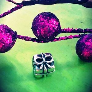PANDORA GIFT CHARM (RETIRED)
